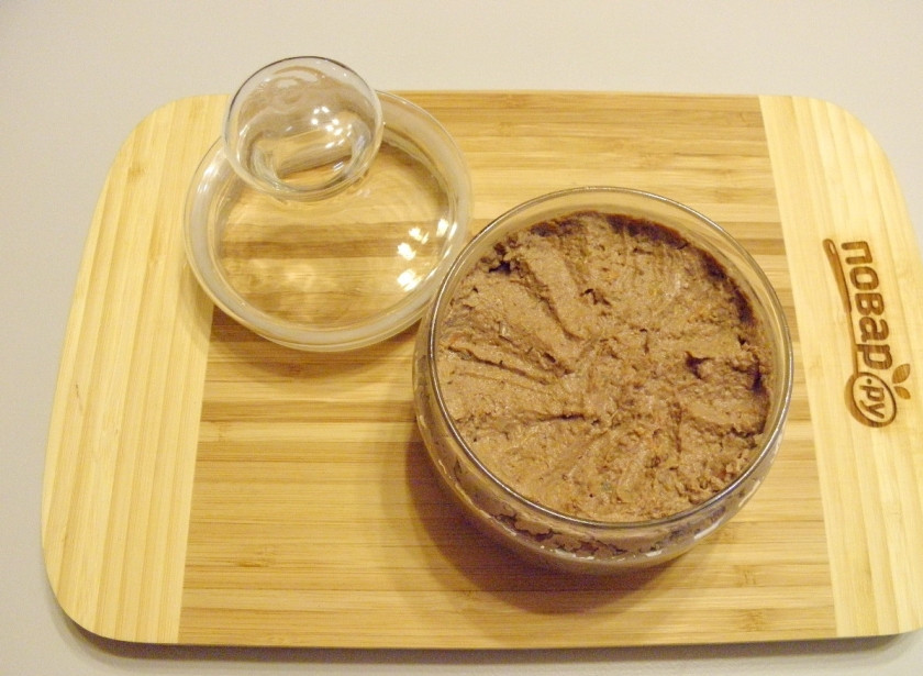 1. Этап. Печеночный паштет классический: Готовый паштет разложите по баночкам, накройте крышками и отправьте в холодильник на 2 часа. Печеночный паштет классический готов! Приятного!