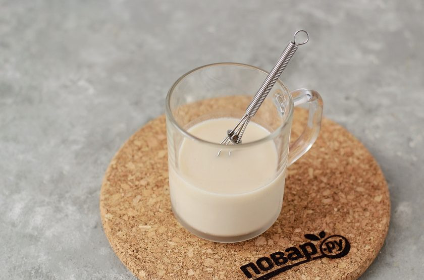 1. Этап. Веганское сливочное масло: Смешайте растительное молоко с яблочным уксусом и оставьте на некоторое время скисать.