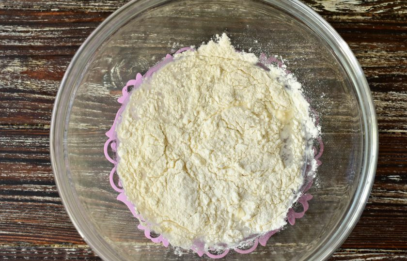 1. Этап. Чебуреки с курицей и сыром: Добавьте муку.