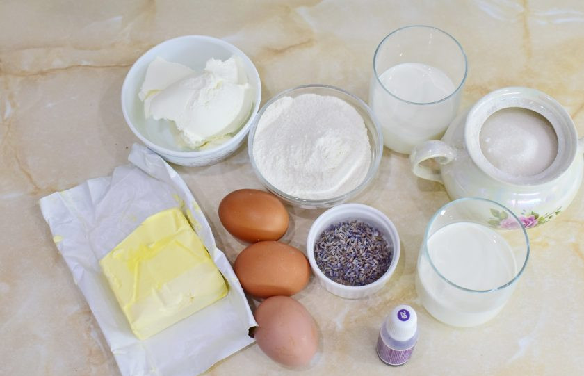 1. Этап. Лавандовые капкейки: Для приготовления капкейков подготовьте необходимые ингредиенты. Муку заранее просейте через сито, чтобы насытить её кислородом.