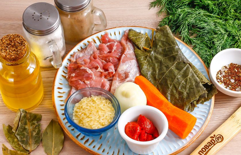 1. Этап. Сармале: Подготовьте указанные ингредиенты. Морковь и лук очистите от кожуры, промойте в воде. Мясо можно заменить говядиной, свининой или курицей.