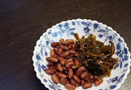 1. Этап. Салат из фасоли с тунцом: В миске смешать фасоль и морскую капусту. Фасоль я сварила заранее, можно взять консервированную.