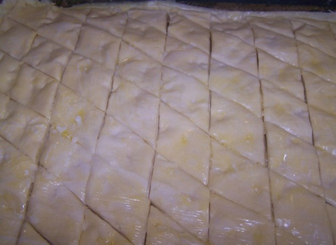 1. Этап. Пахлава домашняя: Разрезаем все на ромбики.