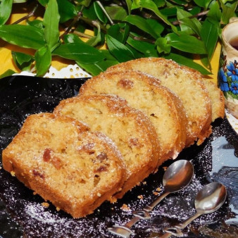 Кекс с изюмом и миндалем