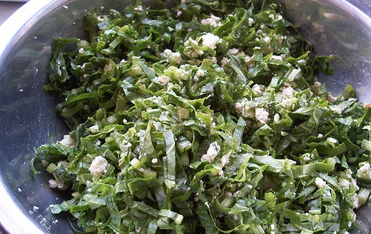 1. Этап. Осетинский пирог с зеленью: 2. В качестве начинки в рецепт приготовления осетинского пирога с зеленью можно использовать абсолютно все, что есть под рукой. Зелень нужно вымыть, обсушить и нарезать мелко. Соединить с сыром, предварительно размяв его вилкой, и как следует перемешать.