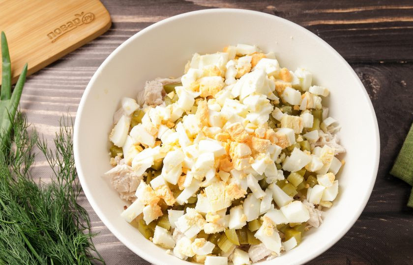 1. Этап. Салат с курицей, грибами и маринованными огурцами: Яйца очистите и так же нарежьте кубиками.