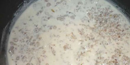 1. Этап. Картофельное пюре с фаршем в мультиварке: Приготовьте соус. Для этого в отдельной пиалке смешайте яйца, майонез и муку. Взбейте все ингредиенты венчиком, посолите и поперчите. Вылейте получившийся соус поверх фарша.