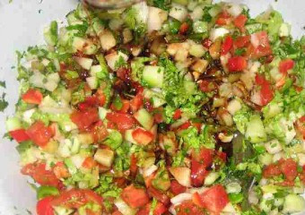 1. Этап. Салат к стейку: Поливаем салат заправкой, перемешиваем. Подавать салат лучше каждому отдельно. Перед подачей добавить маслины.