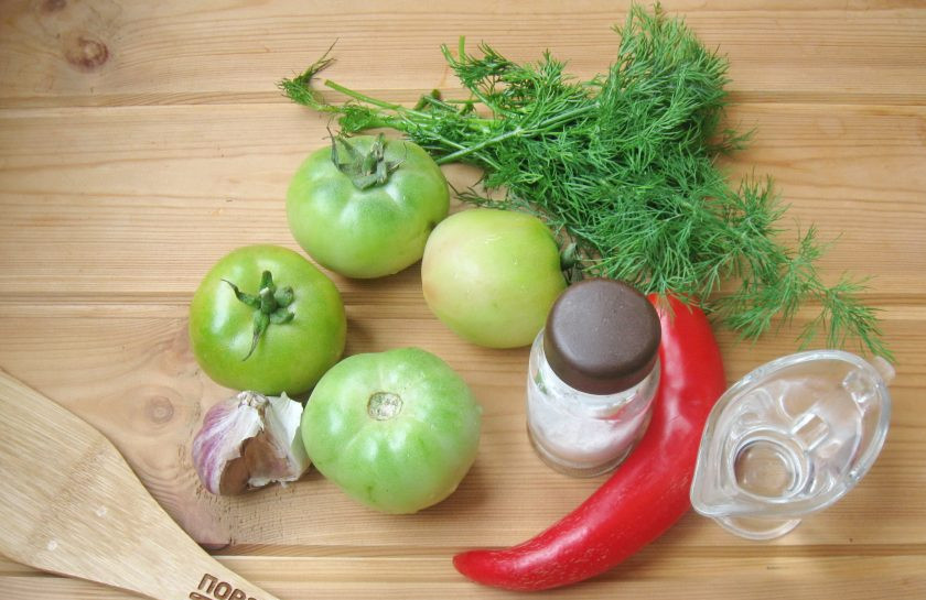 1. Этап. Зеленые помидоры дольками на зиму: Подготовьте ингредиенты для приготовления зеленых помидоров на зиму.