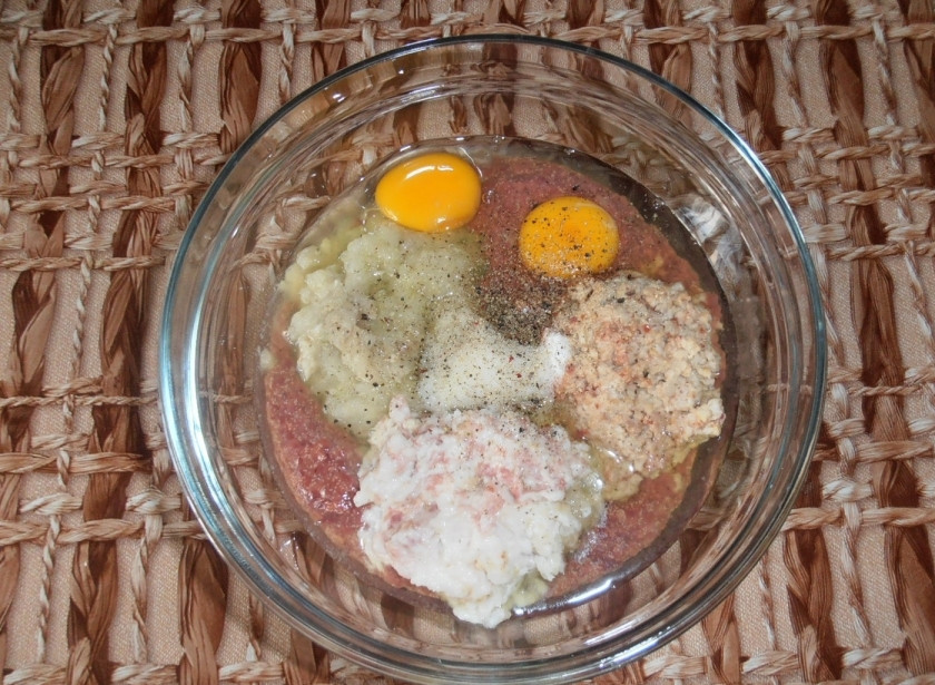 1. Этап. Печеночные котлеты из куриной печени: Прокрутив также печень, добавляем в нее яйца, овсянку, лук и сало.