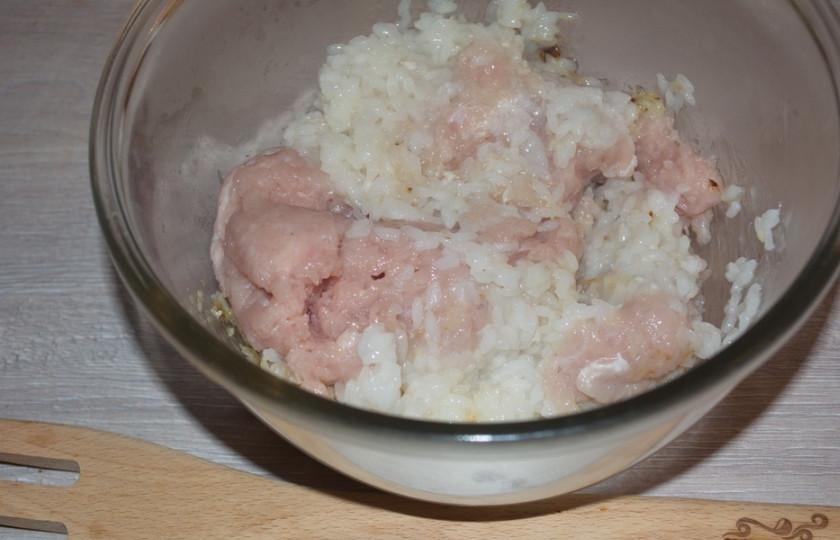 1. Этап. Куриные тефтели в сметанном соусе: Рис промойте в проточной воде. Залейте кипятком и варите 7 минут после закипания. Смешайте полученную массу с рисом. Перемешайте.