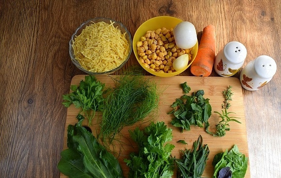 1. Этап. Оши бурида: Нут заранее замочите в большом количестве воды минимум на 4 часа, слейте воду. Зелень промойте прохладной водой. Овощи очистите, помойте.