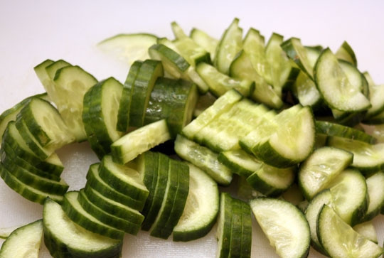 1. Этап. Греческий салат с орехами: Огурцы вымыть, обсушить и нарезать.