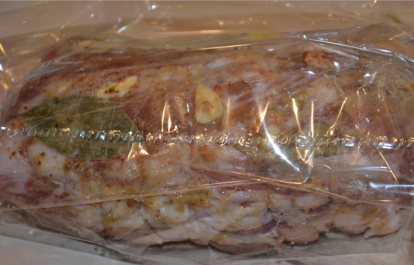 1. Этап. Рулет из подчеревка: 3. Мясо выкладываем в пакет, завязываем края. При температуре 150 градусов запекаем полтора часа.