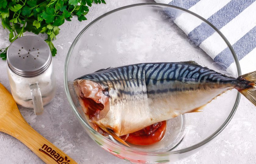 1. Этап. Засолка скумбрии в домашних условиях: Срежьте голову у скумбрии, аккуратно выпотрошите ее, оставляя икру или молоки. Тщательно промойте внутри и снаружи, соскоблите ножом черную пленку внутри тушки. Выложите промытую тушку в глубокую миску или контейнер.