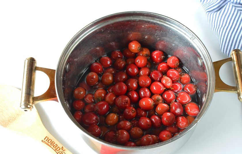 1. Этап. Варенье из боярышника: Выложите боярышник в сахарный сироп и аккуратно встряхните кастрюлю, чтобы сладкая масса полностью покрыла ягоды или очень бережно перемешайте силиконовой лопаточкой. Оставьте ягоды настояться на 10-12 часов при комнатной температуре. За это время варенье не нужно мешать.