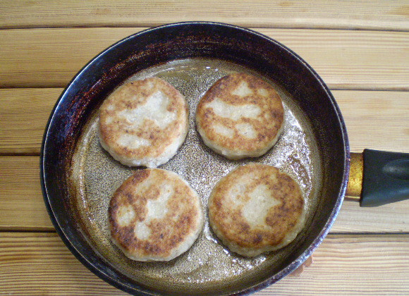 1. Этап. Котлеты из перловки: 9. Жарим с двух сторон, по 4-5 минут с каждой.