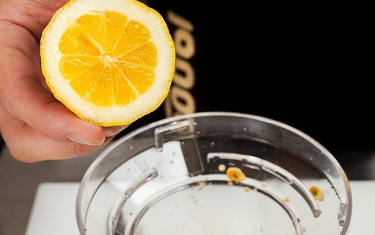 1. Этап. Сырный мусс: 4. Выжмите сок лимона, добавьте его по вкусу (например, 1-2 чайные ложки).