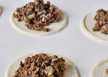 1. Этап. Вареники с ливером: 5. Начинки не жалейте, но очень важно, чтобы вареник был идеально и плотно слеплен.