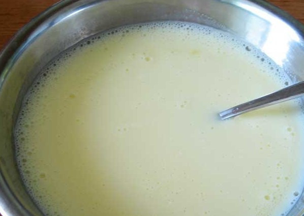 1. Этап. Вареники на кефире: Соединяем кефир с яйцом, добавляем соль и соду, хорошо все перемешиваем.