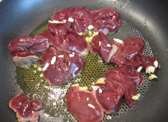 1. Этап. Печень под соусом: 1. Раскалим растительное масло на среднем огне, обжарим в нем измельченный чеснок. Затем добавим кусочки печенки, обжарим, пока она не станет коричневой.