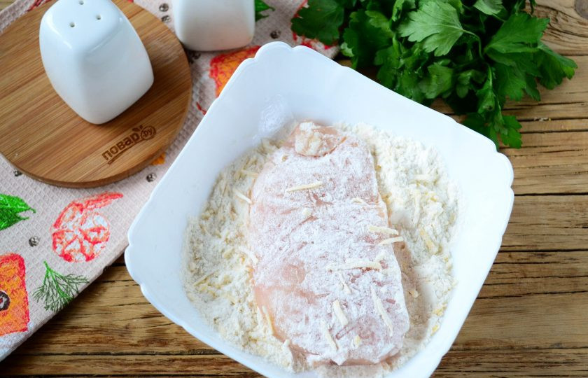 1. Этап. Курица в карбонаре: Обмакните каждую куриную грудку в панировку и обжарьте в растительном масле до образования золотистой корочки. Чтобы курочка хорошо проготовилась внутри, на 5-7 минут накройте ее крышкой и подержите на медленном огне.