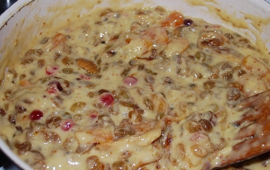 1. Этап. Рождественский пирог русский: 4. Выложите тесто к смеси сухофруктов. Переложите в жаропрочную форму и отправьте в разогретую до 180 градусов духовку.