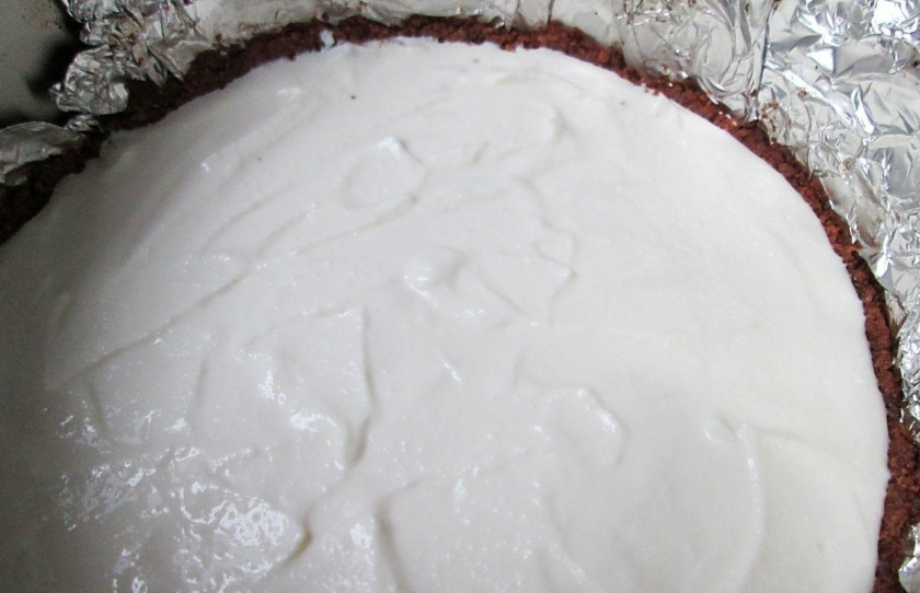 1. Этап. Чизкейк со свежими ягодами: 11. Творожную массу перекладываю на испеченную форму с песочным печеньем и черничной прослойкой, выпекаю 50 минут на среднем уровне в разогретой до 160 градусов духовке, на низ ставлю противень с водой.