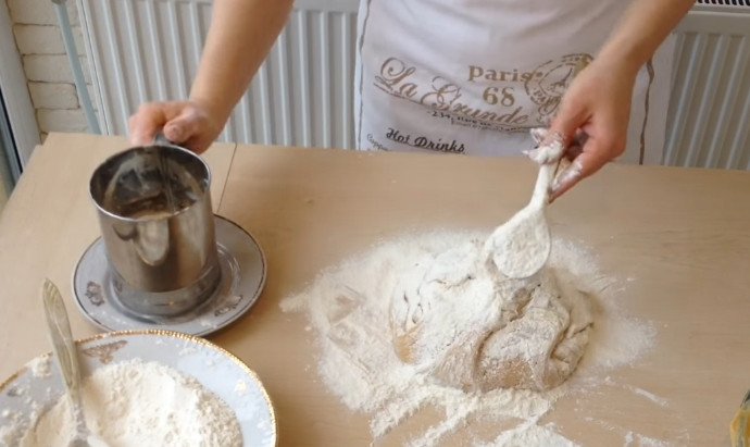 1. Этап. Торт Медовик (Рыжик): 7. Небольшую часть оставшейся муки высыпаете на стол, выкладываете липкое тесто и постепенно добавляете оставшуюся муку, замешиваете тесто.