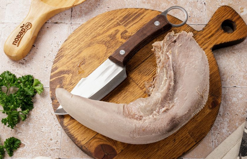 1. Этап. Рулетики из языка: Сделайте на языке надрез ножом и очистите его от верхнего слоя. Удалите остатки жира и покровные плёнки. Если кожа отделяется тяжело, верните язык в бульон и поварите ещё немного.