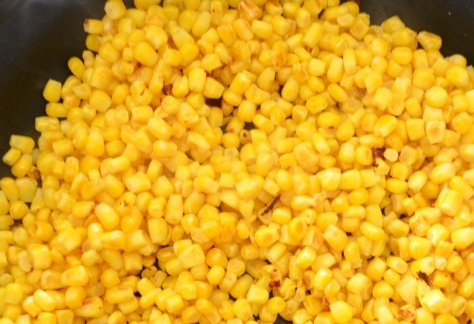 1. Этап. Куриный салат с кукурузой: 3. В отдельной сковороде обжарьте слегка кукурузу.