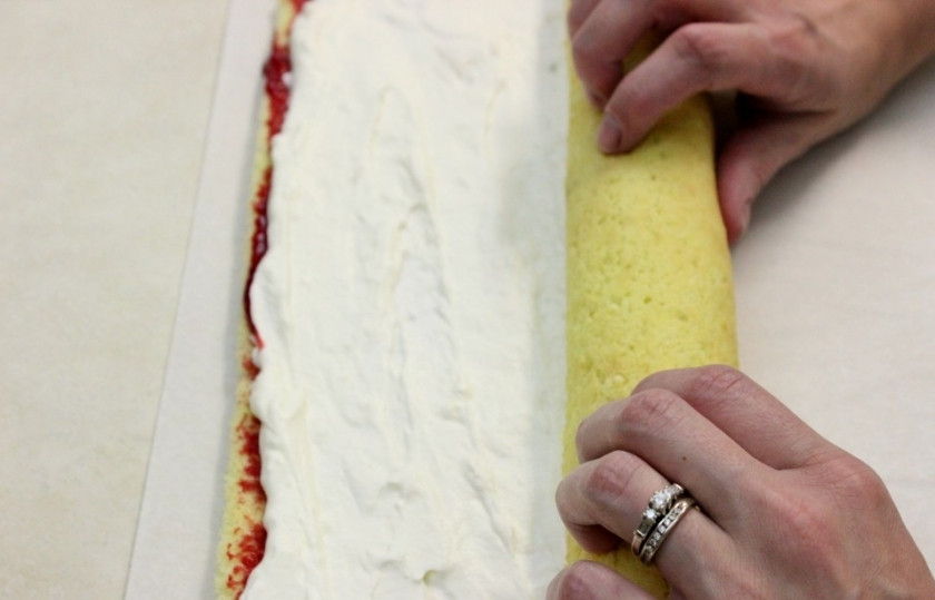 1. Этап. Рулет бисквитный с ягодами: 15. Заверните рулет.