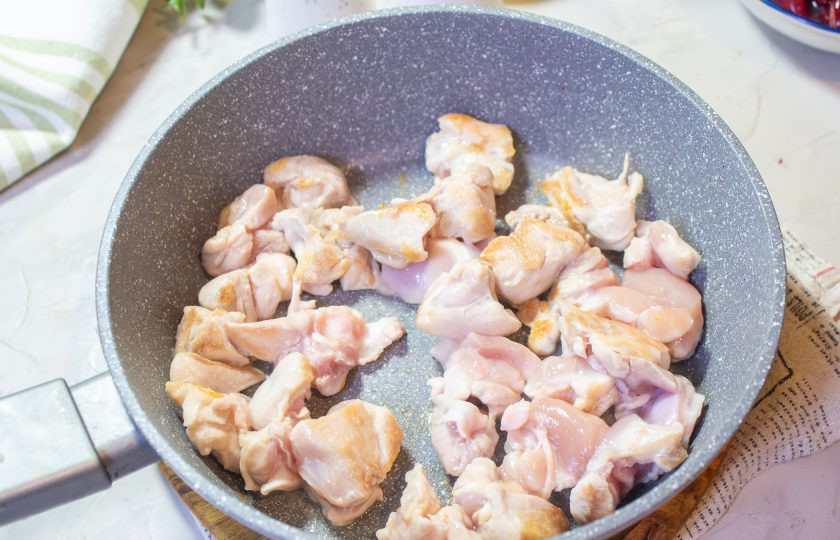 1. Этап. Курица с красной фасолью и перцем: Куриные бедра нарежьте небольшими кусочками и обжарьте в масле несколько минут, пока они слегка не подрумянятся.