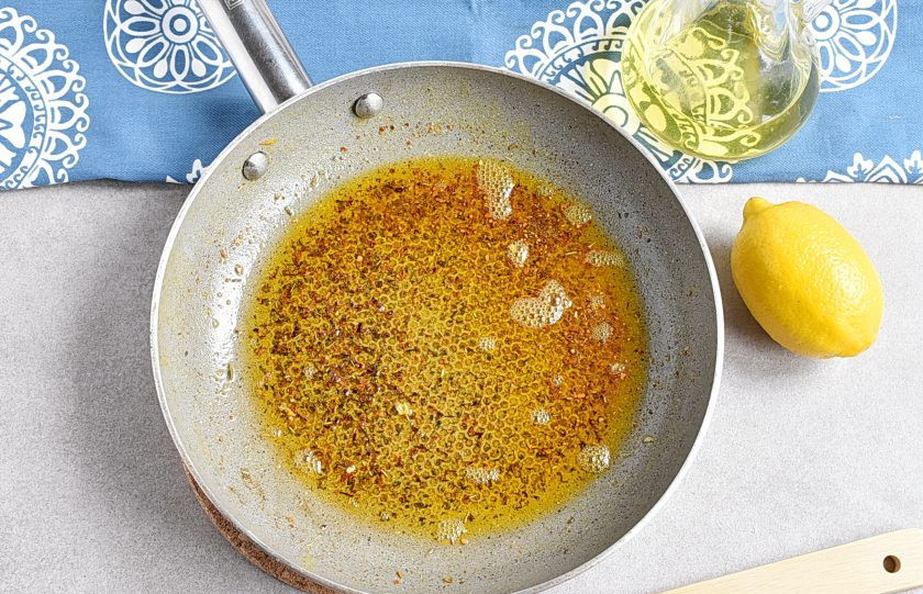 1. Этап. Суп из чечевицы по-турецки: За это время распустите оставшееся топленое масло в сковороде и бросьте в него красный перец и сушеную мяту. Размешайте и снимите с огня.