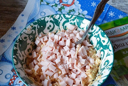 1. Этап. Творожно-овсяные вафли с ветчиной: Ветчину нарезать мелким кубиком, добавить в тесто.