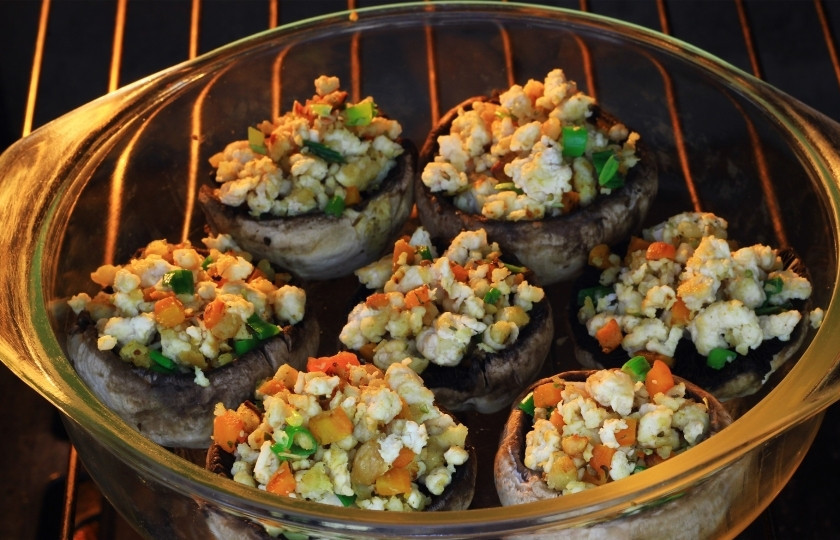 1. Этап. Салат Русская красавица с грибами: Выпекайте салат 