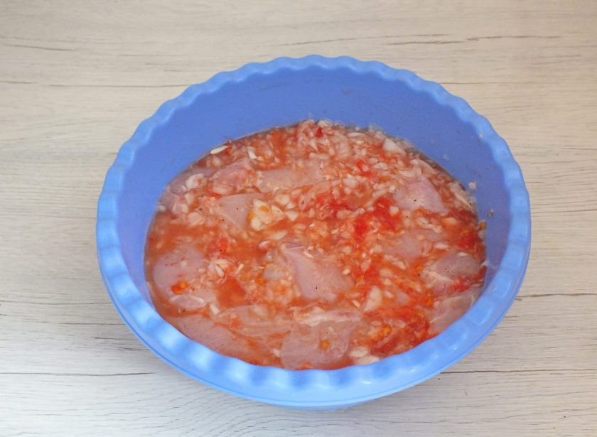 1. Этап. Шашлык из курицы с луком: Хорошо перемешайте руками, затяните пленкой. Оставьте при комнатной температуре на 3 часа или уберите в холодильник, максимум на 6 часов.