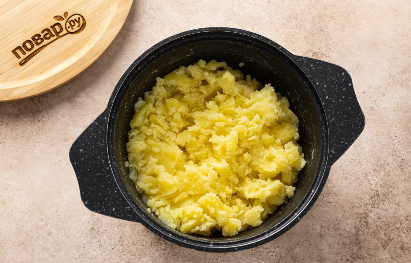1. Этап. Картофельное пюре с горчицей: Слейте воду, разомните картофель вилкой или толкушкой.