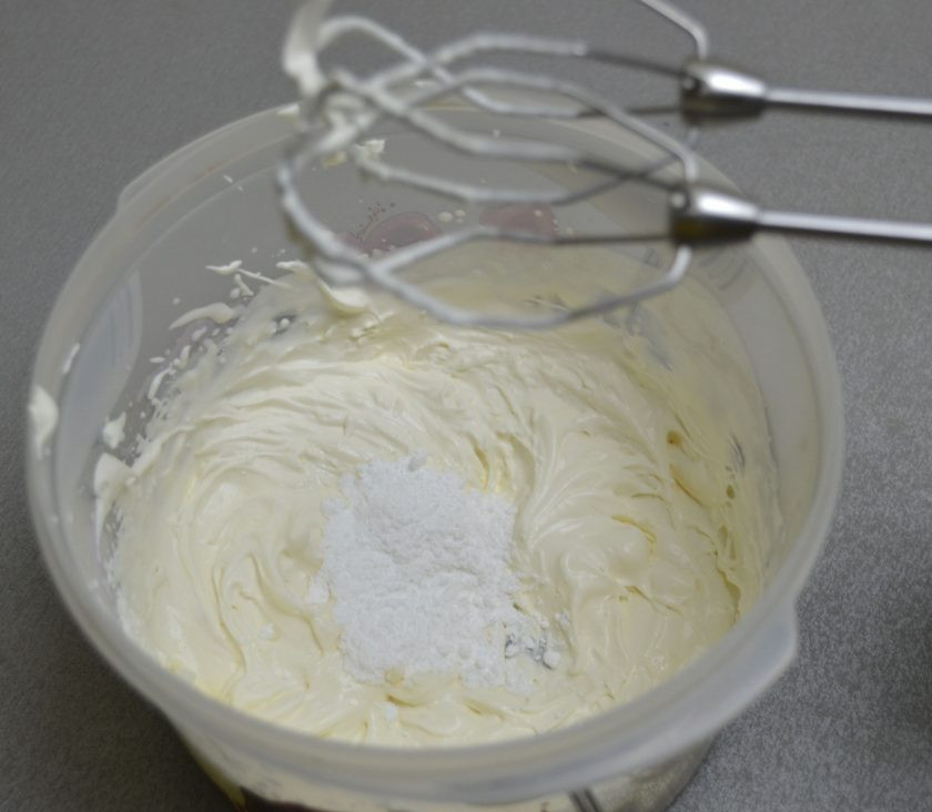 1. Этап. Дырявый пирог с клубникой: Взбейте сливки со столовой ложкой сахарной пудры.