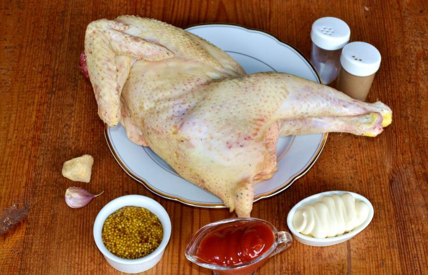 1. Этап. Курица на мангале целиком: Курочку вымойте, обсушите и аккуратно разрежьте вдоль.