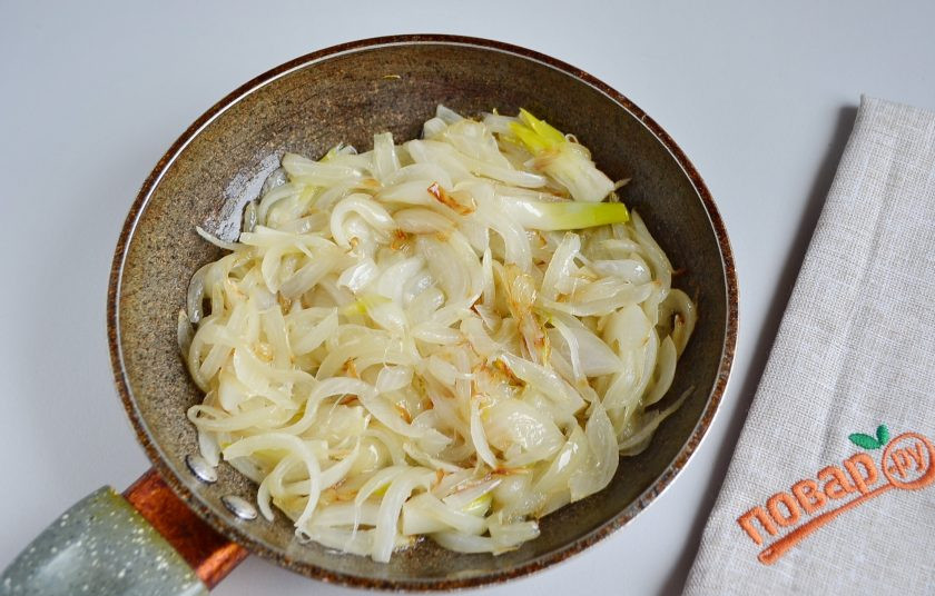 1. Этап. Гороховые блины с луком: 13. Как только лук подрумянится, он готов.