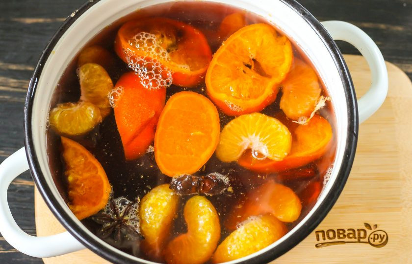 1. Этап. Глинтвейн с мандаринами: Влейте красное вино и еще раз прогрейте глинтвейн до кипения, но не давайте ему закипеть, чтобы алкоголь не улетучился. Выключите нагрев. Остудите напиток до 40 градусов и вмешайте в него мед.