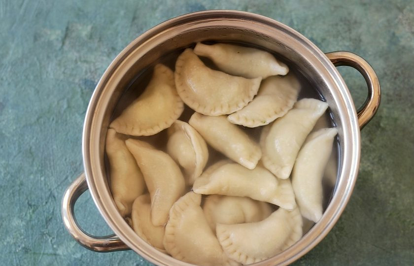 1. Этап. Вареники с картошкой на воде: Отварите вареники в кипящей подсоленной воде примерно 6-8 минут.