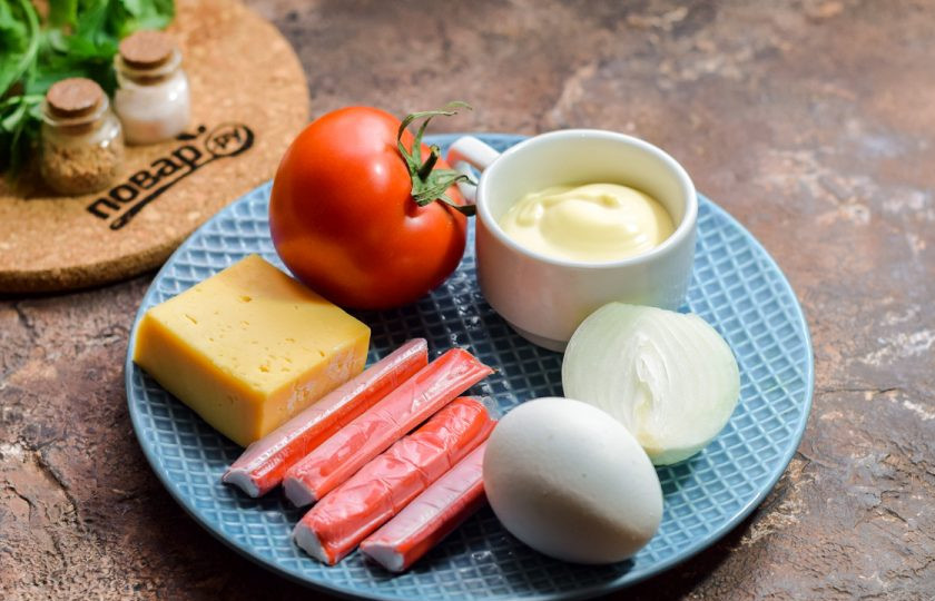 1. Этап. Салат с крабовыми палочками и маринованным луком: Подготовьте ингредиенты.