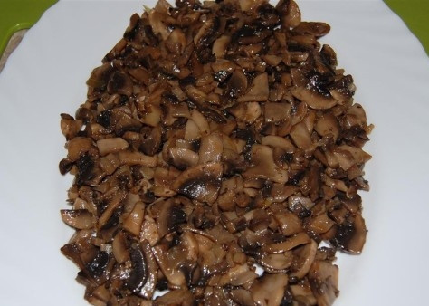 1. Этап. Салат Береза: Приступаем к сборке салата, он у нас будет выложен слоями. Первый слой - обжаренные с луком грибы. Для салата можно использовать любые грибы, не только шампиньоны.