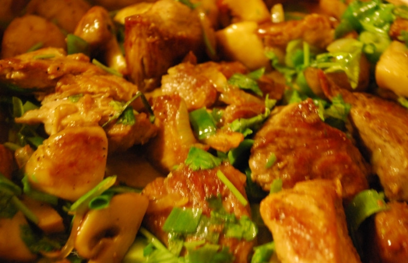 1. Этап. Жареная свинина с грибами: Добавляем мелко порубленную зелень. Дайте мясу потомиться на мелком огне всего пару минут. Вот наша жареная свинина с грибами и готова! Можно подавать с пылу, с жару. Приятного аппетита!