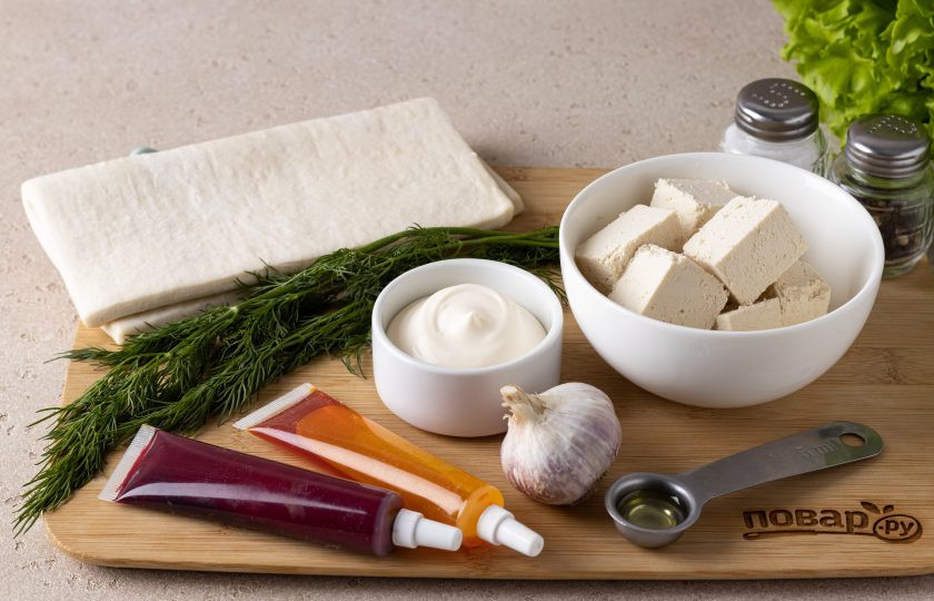 1. Этап. Слоеные трубочки Морковки: Подготовьте все ингредиенты. Разморозьте тесто до комнатной температуры.