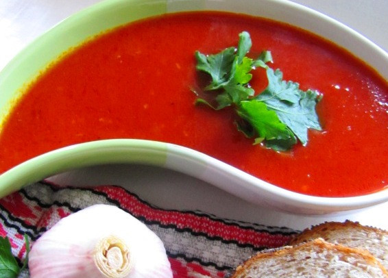 1. Этап. Соус для хинкали: Подаем соус в пиале, украсив его свежей зеленью. Кстати, такой соус можно также использовать для подачи мяса, макарон, пельменей и многого другого. Приятного вам аппетита!