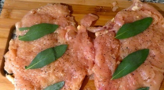 1. Этап. Сальтимбокка из курицы: Листики шалфея оторвите от стебелька и вымойте. Обсушите их бумажными полотенцами и выложите по несколько листочков на каждый кусочек отбитой курочки.