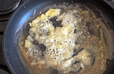 1. Этап. Жареные бананы с мороженым: Растапливаем на сковороде сливочное масло и, когда появится пена, посыпаем растопленное масло сахаром. Перемешиваем.